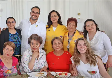 Mujeres ayudan a llegar a la meta