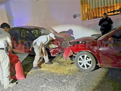 Ebrio impacta a vehículos estacionados y se fuga Ebrio impacta a vehículos estacionados y se fuga