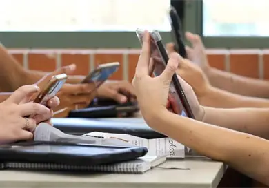 Senadores aprueban prohibir celulares en escuelas Senadores aprueban prohibir celulares en escuelas
