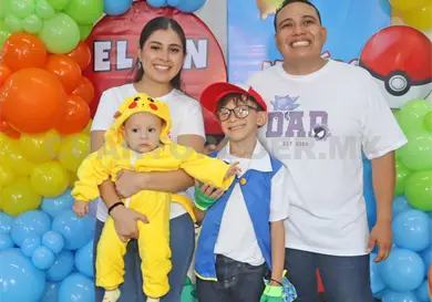 Elían y Matías, diversión en el campo Pokémon