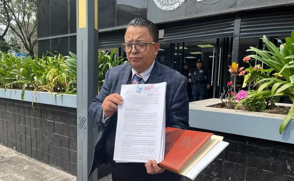 El político y activista acudió a la sede de la Fiscalía General de la República. Cortesía