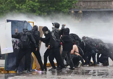 Manifestantes y policías chocan durante protesta