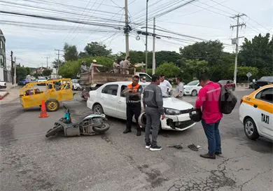 Sedán obstruye el paso a conductora y la lesiona