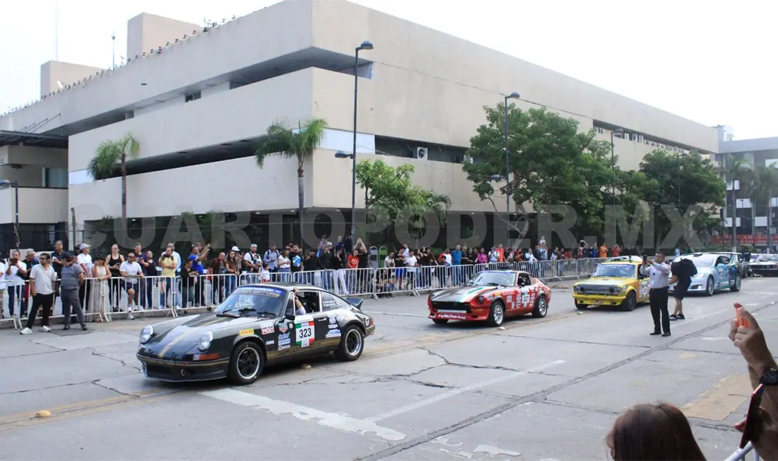 Miles de aficionados se congregaron en las principales avenidas de Tuxtla Gutiérrez para despedir a las tripulaciones. Daniel Oropeza/CP