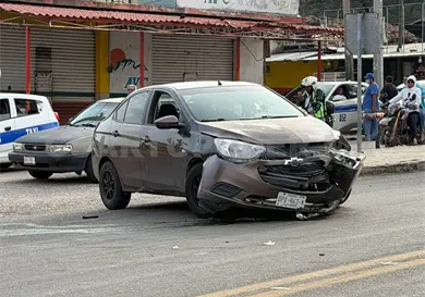 Se incorpora sin precaución y choca contra una patrulla