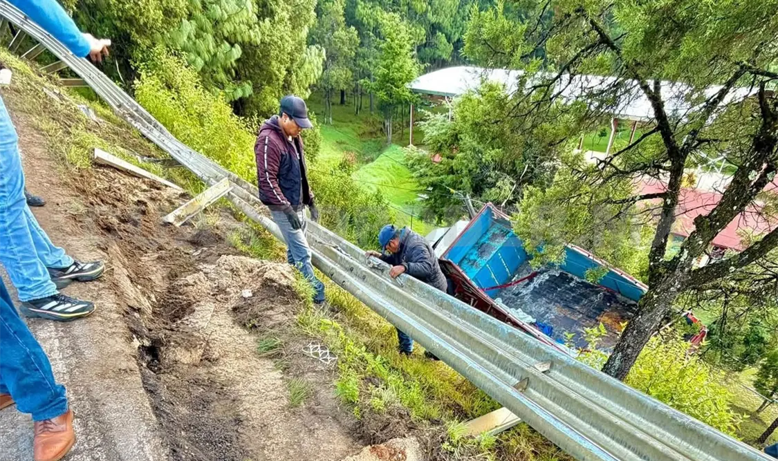 El chofer se lesionó tras volcar y caer a un barranco de 20 metros de profundidad, cerca de la telesecundaria de Betania. Manuel Martínez / CP