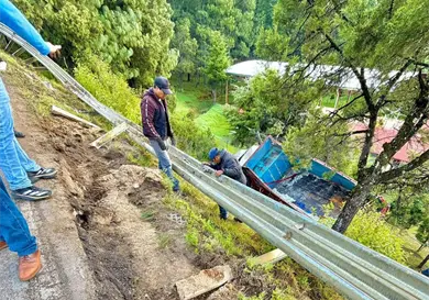 Chofer se queda dormido al volante y se desbarranca