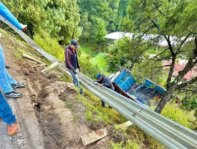 Chofer se queda dormido al volante y se desbarranca Chofer se queda dormido al volante y se desbarranca