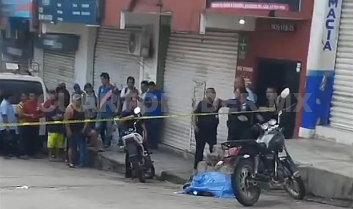Agentes policiacos aseguraron la zona frente a un bar, donde una pelea entre dos terminó con la muerte de uno de ellos. Genaro Sánchez / CP