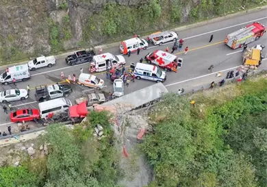 Tráiler colisiona a 14 vehículos varados por accidente en autopista
