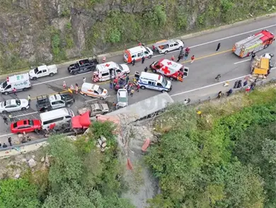 Tráiler colisiona a 14 vehículos varados por accidente en autopista Tráiler colisiona a 14 vehículos varados por accidente en autopista