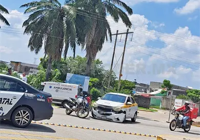 Pareja lesionada al ser impactada por taxi