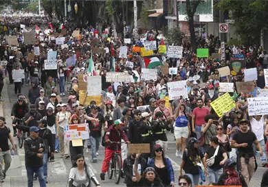Disturbios frenan marcha por el agua limpia Disturbios frenan marcha por el agua limpia
