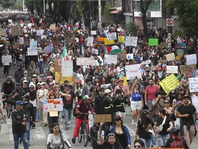 Disturbios frenan marcha por el agua limpia 