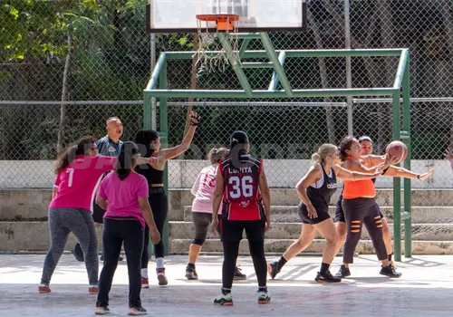 Celebran sus juegos trabajadores de la salud