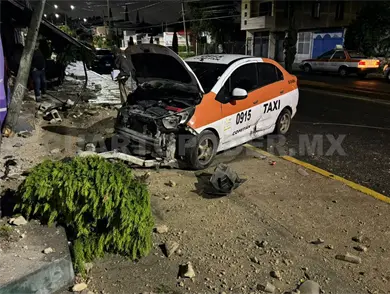 Taxi causa destrozos tras ser impactado Taxi causa destrozos tras ser impactado