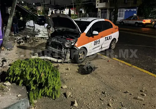 Taxi causa destrozos tras ser impactado