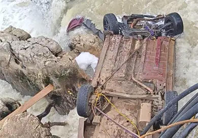 Auto cae de puente y corriente de río lo arrastra