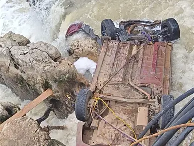 Auto cae de puente y corriente de río lo arrastra Auto cae de puente y corriente de río lo arrastra