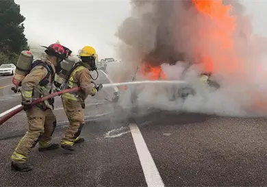 Colisionan par de autos en carretera y uno se incendia