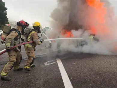 Colisionan par de autos en carretera y uno se incendia Colisionan par de autos en carretera y uno se incendia