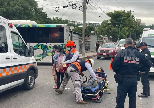 La atropella una combi foránea en periférico