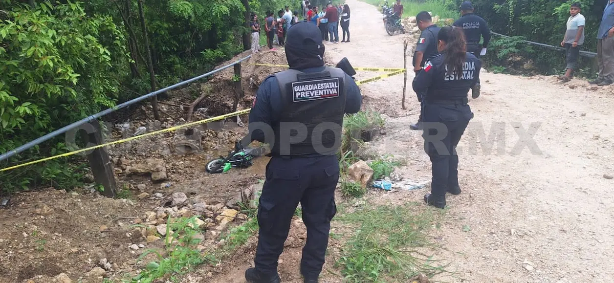 El joven presuntamente derrapó sobre el camino de terracería debido a la pérdida de control. Genaro Sánchez / CP