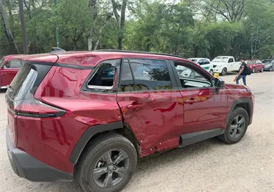Le cierra el paso y lo deja con una posible fractura