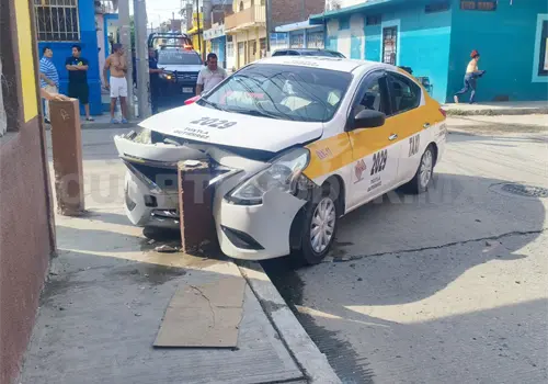 Taxi sale proyectado hacia un bolardo tras choque