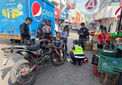 Acelerado motociclista atropella a adulta mayor
