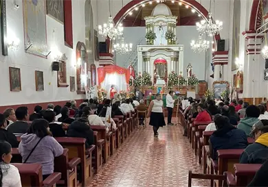 Develan placa en memoria del padre Marcelo
