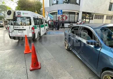 Colisionan una combi y particular por semaforazo Colisionan una combi y particular por semaforazo