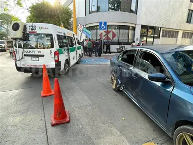 Colisionan una combi y particular por semaforazo Colisionan una combi y particular por semaforazo
