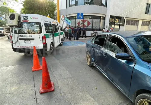 Colisionan una combi y particular por semaforazo