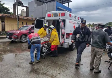 Dos heridos al impactar moto contra automóvil