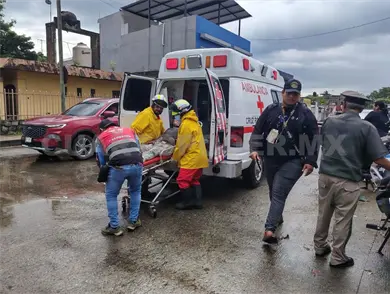 Dos heridos al impactar moto contra automóvil Dos heridos al impactar moto contra automóvil