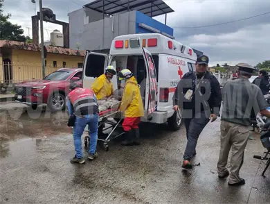 Dos heridos al impactar moto contra automóvil
