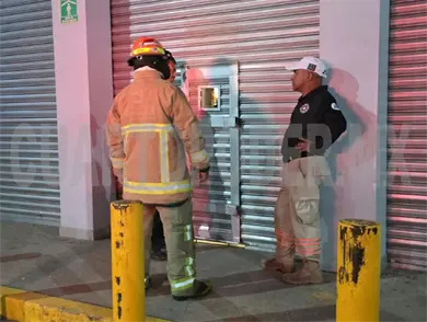 Dejan encerrados en elevador a clientes de tienda