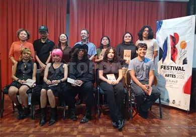 Presentan plaquette poético visual en festival de artes