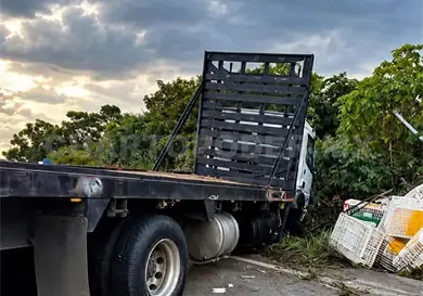 Camión se estampa en muro y paraliza el tráfico