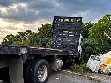 Camión se estampa en muro y paraliza el tráfico Camión se estampa en muro y paraliza el tráfico