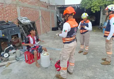 Rescatan a un joven atrapado en dren pluvial