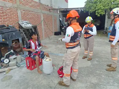 Rescatan a un joven atrapado en dren pluvial Rescatan a un joven atrapado en dren pluvial