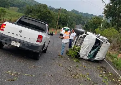 Camioneta termina recostada al volcar