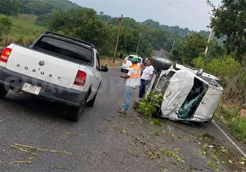 Camioneta termina recostada al volcar