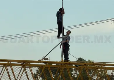 Rescatan a sujeto que amenazaba con arrojarse