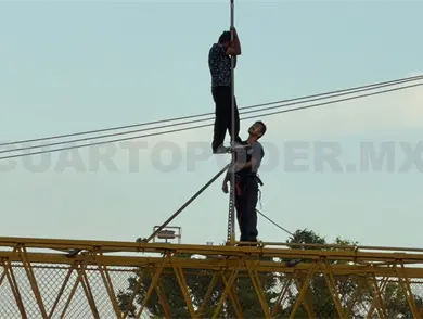 Rescatan a sujeto que amenazaba con arrojarse Rescatan a sujeto que amenazaba con arrojarse