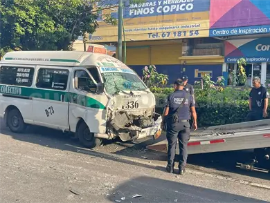 Colectivazo deja a tres pasajeros lesionados Colectivazo deja a tres pasajeros lesionados