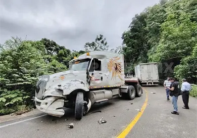 Colisión de tráileres bloquea la carretera