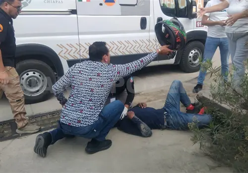 Dejan tirado a motorista atropellado en un cruce